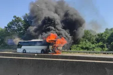 Nagy lángokkal égett egy busz az M1-M7-es autópálya közös szakaszán