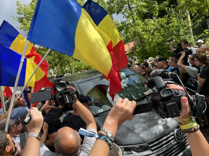 Orbán Viktor autójának a trikolórokat rázók között kellett áthaladnia – Fotó: Molnár Réka / Telex