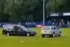 Halottaskocsi rallyzott egy angliai focimeccsen