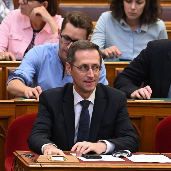 Nyugdíjmanipuláció és függővé tétel: a nyári költségvetés a központosítás eszköze