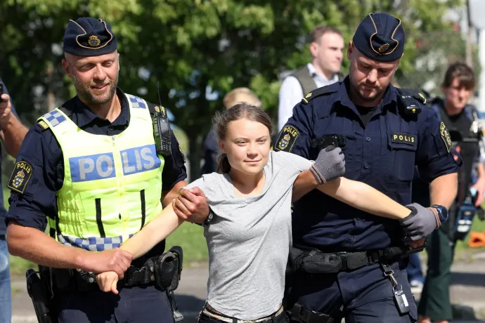 Greta Thunberget rendőrök vitték el egy tüntetésről, pedig épp előtte ítélték el emiatt