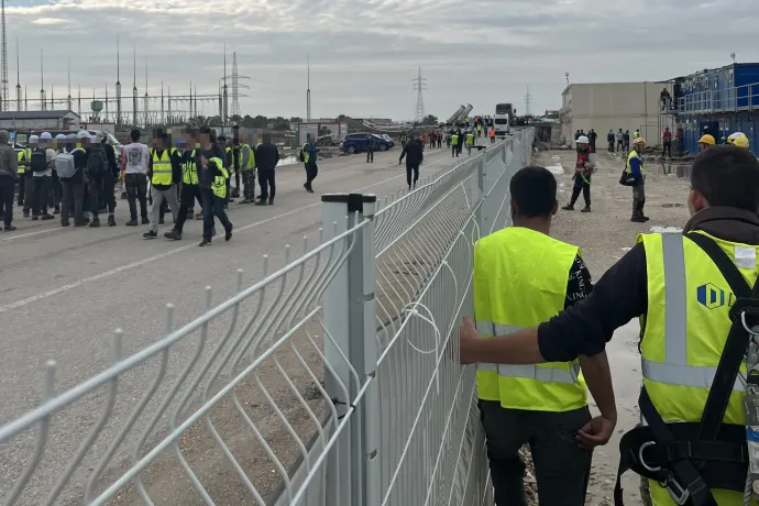 Június 7-én a dolgozók egy része pár órára lezárta a gyárhoz vezető bekötőutat – Fotó: Olvasói fotó / Telex