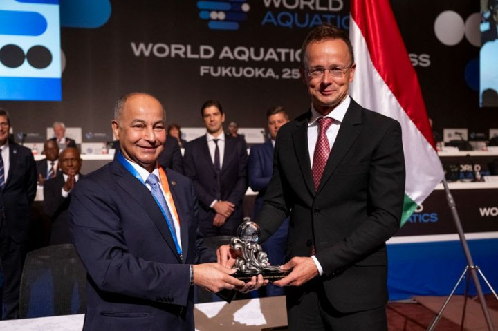 The Kuwaiti President presents an award to the Hungarian Minister - Photo: WA