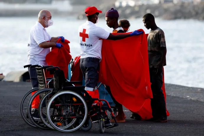 Mentők segítenek egy migránsnak kiszállni a spanyol parti őrség egyik hajójáról Arguineguin kikötőjében, Gran Canaria szigetén, Spanyolországban, 2023. július 10-én – Fotó: Borja Suarez / Reuters
