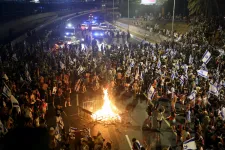 Folytatódtak a tüntetések Izraelben, vízágyúval oszlatták a demonstrálókat