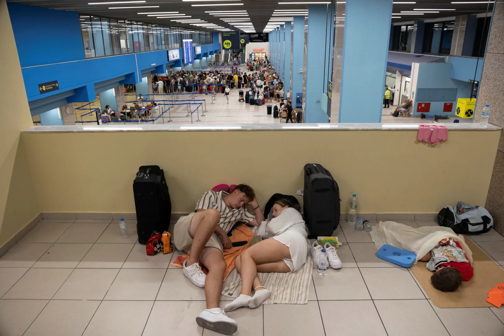 Turisták a rodoszi reptéren 2023. július 24-én – Fotó: Nicolas Economou / Reuters