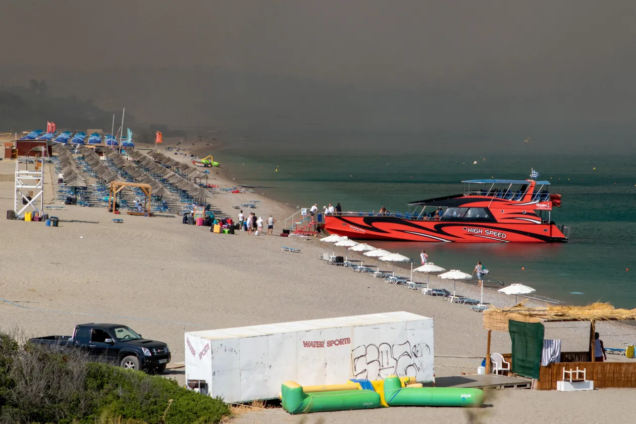 Turistákat evakuálnak Rodosz szigetéről – Fotó: Lefty Damian / Anadolu Agency / Getty Images