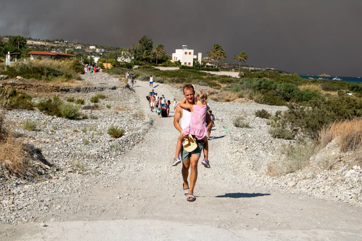 Turistákat evakuálnak Rodosz szigetéről – Fotó: Lefty Damian / Anadolu Agency / Getty Images