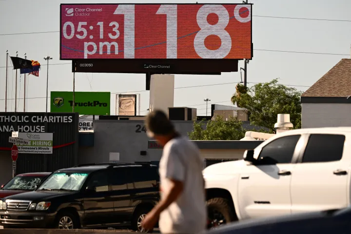 118 Fahrenheitet (47.7 Celsius) mutat a hőmérő délután negyed hatkor az arizonai Poenixben 2023. június 18-án – Fotó: Patrick T. Fallon / AFP