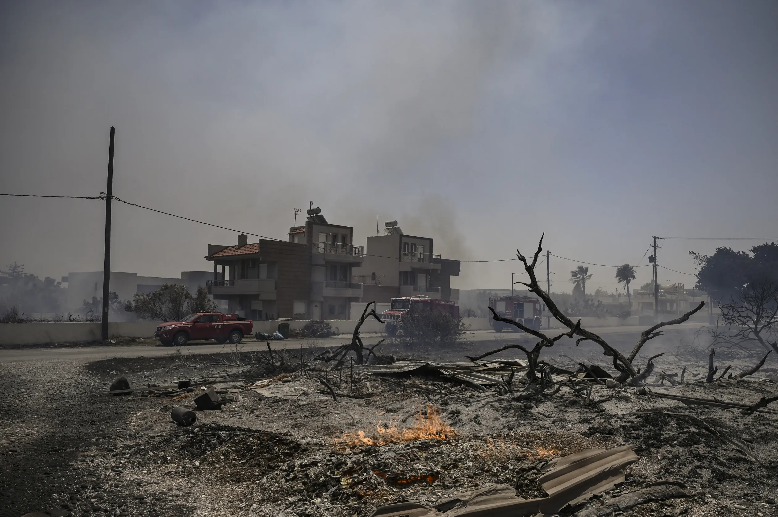 Tűzoltóautók a Kiotari és Genadi falvak közötti úton, Rodosz szigetén 2023. július 24-én – Fotó: Spyros Bakalis / AFP