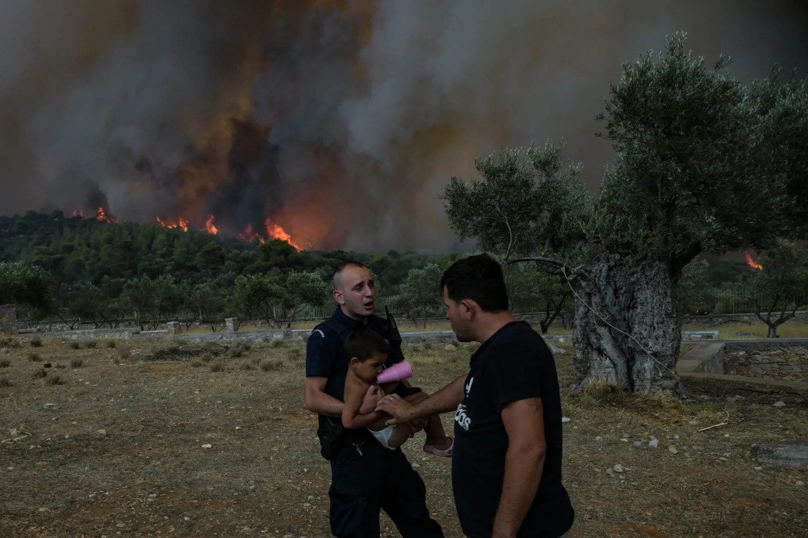 Evakuálják a lakókat az Athén melletti Ájiosz Harálambosz faluban, 2023. július 18-án. Az erdőtüzek a szárazföldön kezdődtek, majd a szigetek egy része is lángba borult – Fotó: Aris Messinis / AFP
