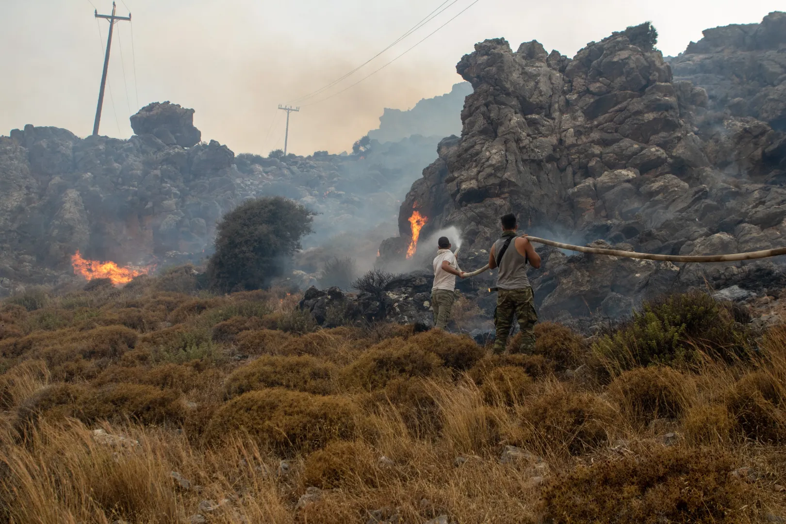 Tűzoltók oltanak Rodosz szigetén 2023. július 22-én – Fotó: Lefty Damian / Anadolu Agency / AFP