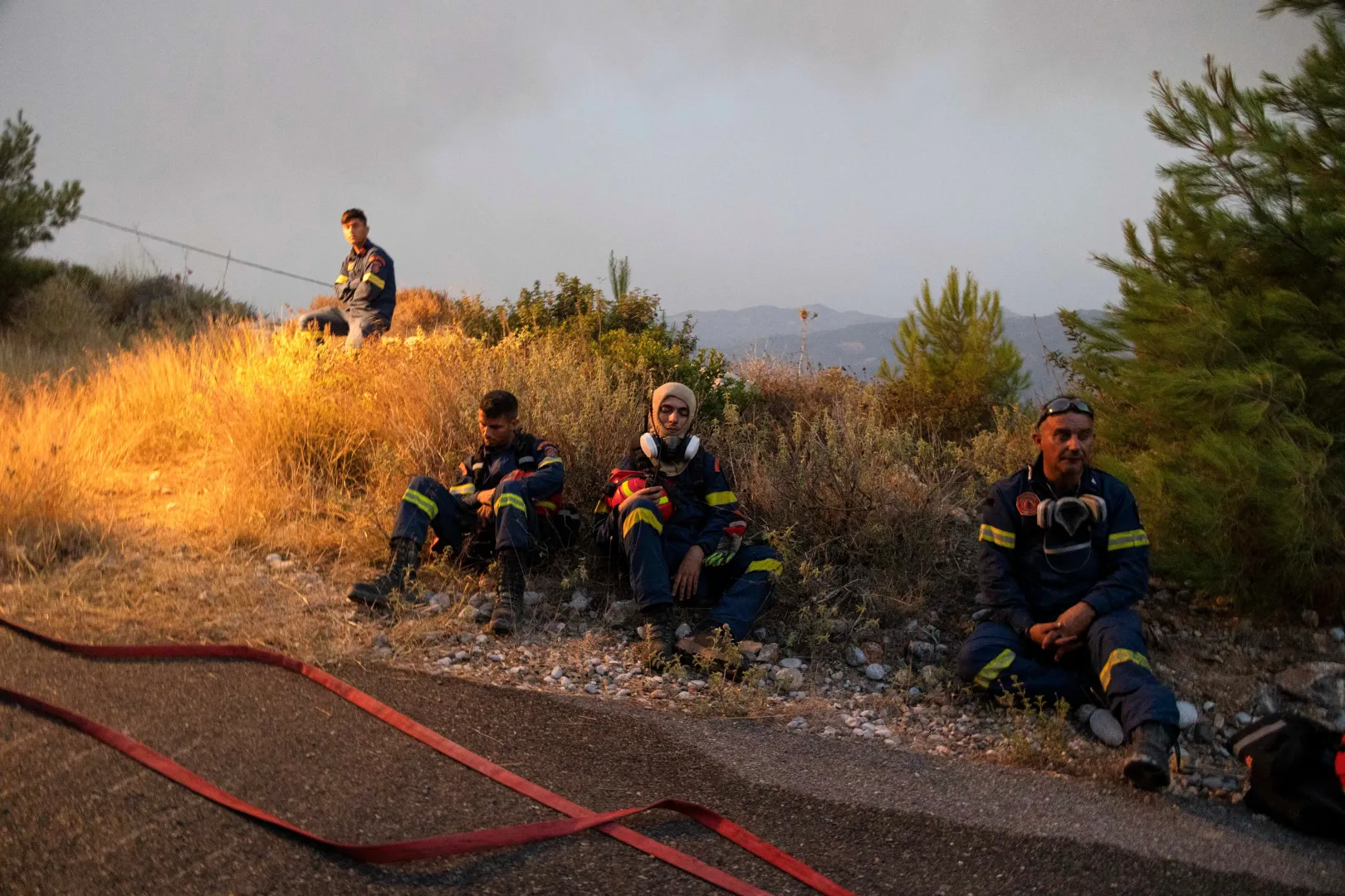 Tűzoltók pihennek Aszklipiío nevű falu közelében, Rodoszon 2023. július 24-én – Fotó: Nicolas Economou / Reuters
