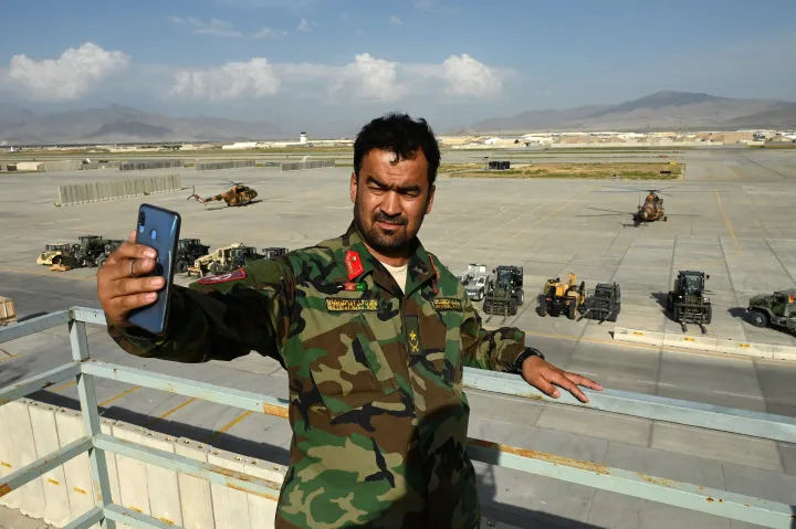 Afgán katona szelfizik, miután az összes külföldi katona elhagyta az amerikai Bagram légibázist – Fotó: Wakil Kohsar / AFP