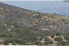 Épp a görögországi erdőtüzet oltotta, amikor lezuhant és felrobbant egy repülőgép