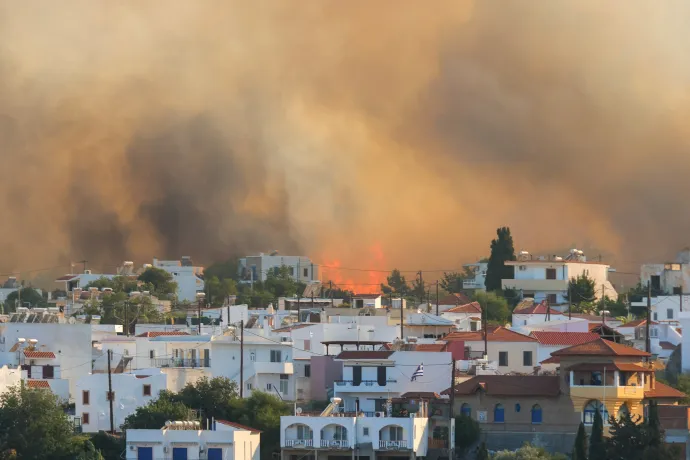 Lángok csapnak fel a Rodosz szigetén lévő Gennadi üdülőinél 2023. július 25-én – Fotó: Nicolas Economou / Reuters