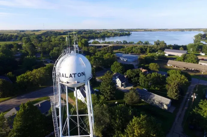 Nováknak igaza volt, amikor arról beszélt, hogy csak Magyarországon van Balaton-átúszás