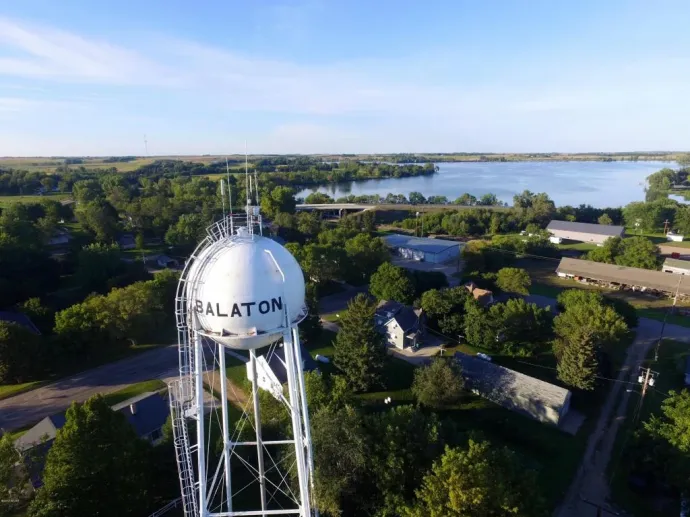 A minnesotai Balaton, háttérben a Yankton tó – Fotó: Balaton Chamber of Commerce / Facebook