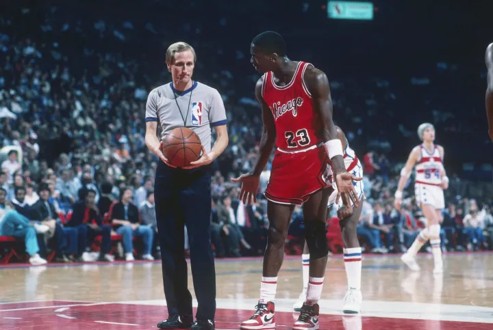 A Chicago Bulls-os Michael Jordan egy Air Jordan cipőben a Washington Bullets elleni mérkőzésen Capital Centre-ben, Washingtonban, 1985 körül – Fotó: Focus on Sport / Getty Images