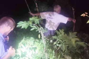 Séta közben eltűnt az erdőben, de két helyi rendőr még a sötétben is megtalálta
