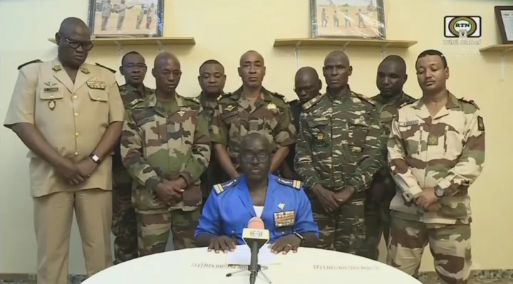 Amadou Abdramane ezredes beszél egy televíziós nyilatkozat során – Fotó: Télé Sahel / AFP