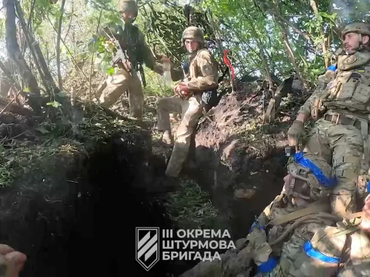 Az hadsereg által kiadott videófelvételen ukrán katonák nyomulnak előre a bahmuti fronton 2023. július 26-án – Fotó: Ukrainian Armed Forces Press Service / Reuters