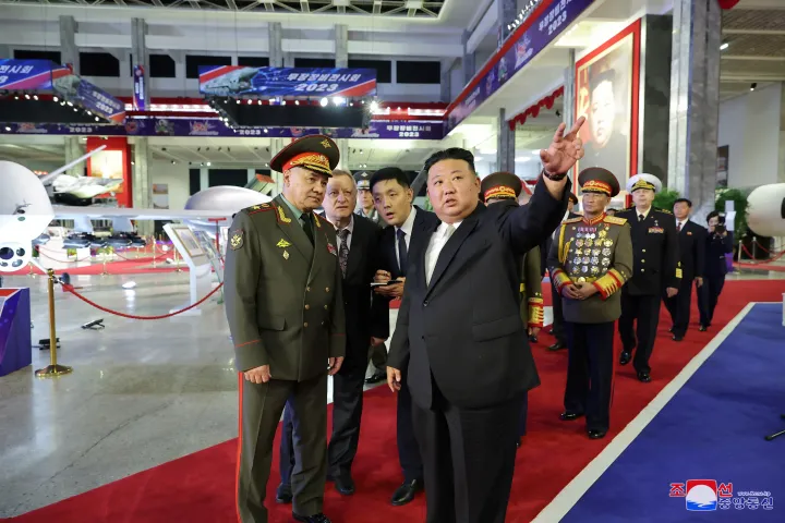 Kim Dzsongun észak-koreai vezető és Szergej Sojgu orosz védelmi miniszter a koreai háború fegyverszünetének 70. évfordulója alkalmából rendezett fegyverkiállításon 2023. július 27-én – Fotó: KCNA via Reuters
