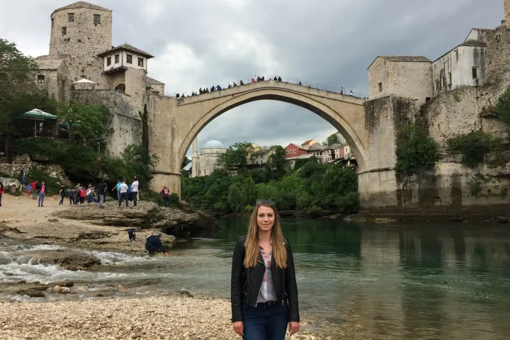 „Mostar, Bosznia-Hercegovina. Az első szóló utazásom – itt még elég bátortalanul kértem meg egy idegent, hogy készítsen rólam egy képet. Azóta ez változott, és volt már, hogy így barátkoztam össze egy román sráccal Mexikóvárosban” – Fotó: Noémi