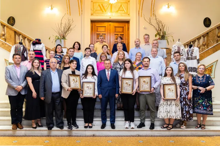 Mária-ikonokkal díjazta éltanulóit a bukaresti Közgazdaságtudományi Akadémia