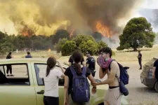 Húsz másodperc alatt száz métert terjedt a tűz, pillanatok alatt felemésztett egy görögországi tábort