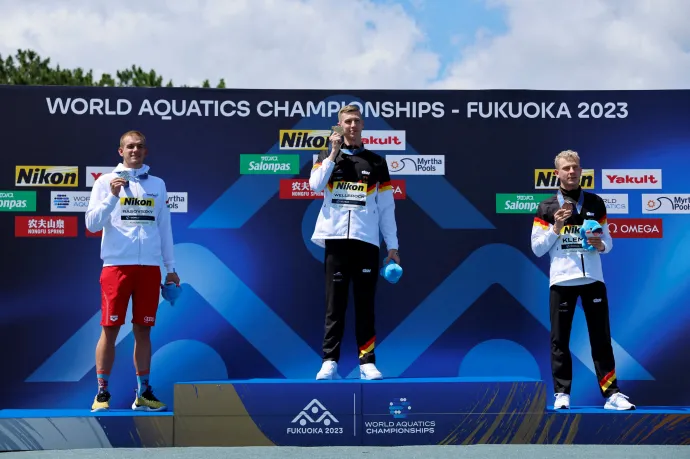 Az ezüstérmes Rasovszky Kristóf, az aranyérmes német Florian Wellbrock és a bronzérmes német Oliver Klemet a 10 kilométeres verseny eredményhirdetésén – Fotó: Issei Kato / Reuters