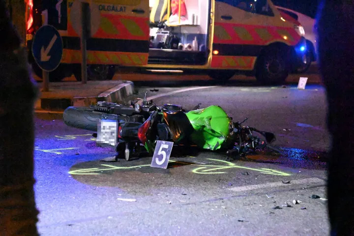 Ütközésben összetört motorkerékpár Budapest XI. kerületében, a Budaörsi úton 2023. július 27-én – Fotó: Mihádák Zoltán / MTI