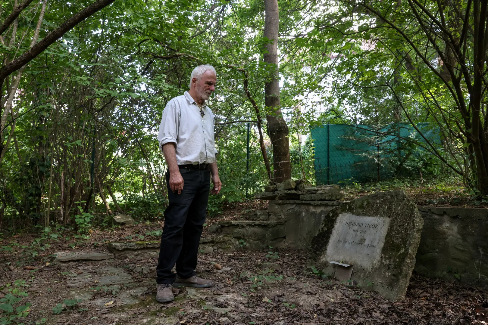 Az idősebb Hendrei Tibor sírköve a ház közelében – Fotó: Melegh Noémi Napsugár / Telex