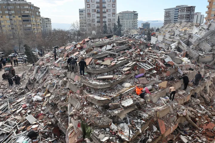 Túlélőket keresnek az összeomlott épületek romjai alatt Kahramanmarasban, a rengés epicentrumához közel, egy nappal azután, hogy 7,8-as erősségű földrengés rázta meg az Törökország délkeleti részét, 2023. február 7-én – Fotó: Adem Altan / AFP