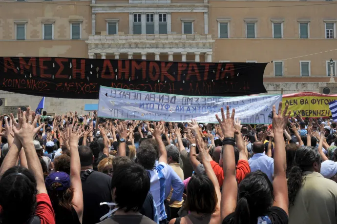 Görög tüntetők az athéni parlament előtt és ezernyi moutza – Fotó: Georgios Giannopoulos / Wikipedia