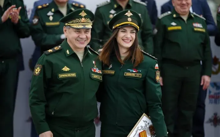 Szergej Sojgu védelmi miniszter és Iszinbajeva, miután őrnagyi rangot is kapott a hadseregnél – Fotó: Orosz Védelmi Minisztérium