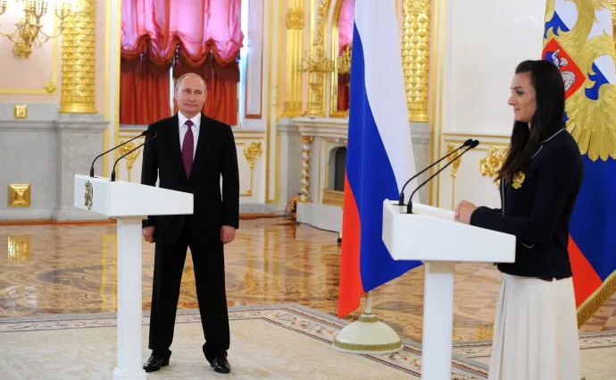 Vlagyimir Putyin és Iszinbajeva, miután az orosz elnök fogadta a nemzeti válogatottat a Kremlben 2016 július 27-én – Fotó: Russian Presidency / Anadolu Agency / AFP