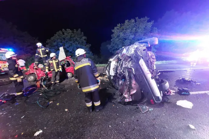 Átszakította a szalagkorlátot egy autó az M7-esen, majd két szembejövőnek ütközött, egy ember meghalt