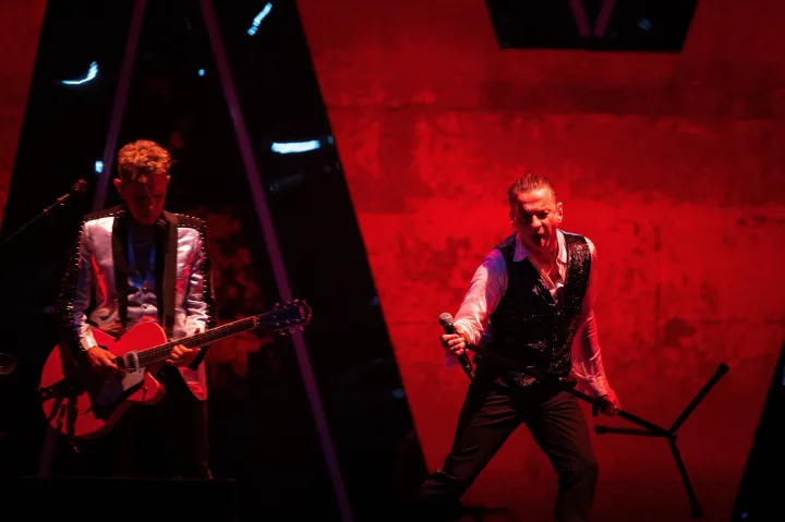 Depeche Mode Budapesten: gyászmisére számítottunk, lelátórengető élményt kaptunk helyette