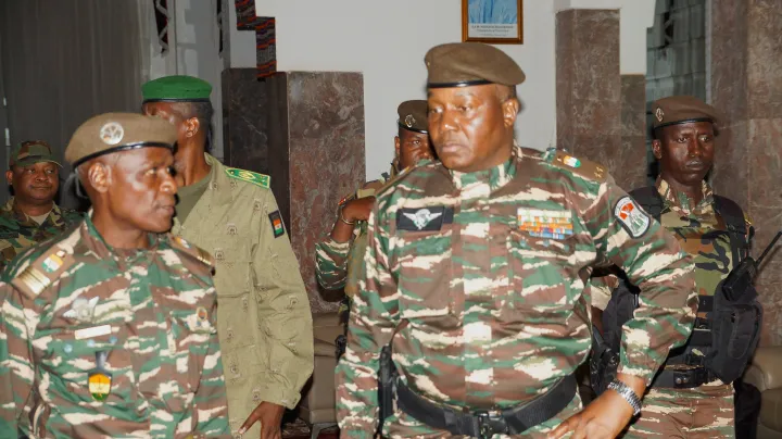Abdourahamane Tchiani tábornok (jobbra) a katonai puccs résztvevőivel Niamey-ben 2023. július 28-án – Fotó: Balima Boureima / Reuters