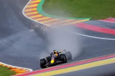 F1: meglepetések a dobogón az esős belga sprinfutamon, amit Verstappen egy előzéssel simán behúzott
