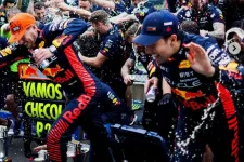 A Hungaroring után a Belga Nagydíjon is összetört a Red Bull trófeája
