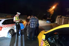 Nyomkövetővel hazaengedték azt a férfit, aki összeütközött egy motorossal a Budaörsi úton