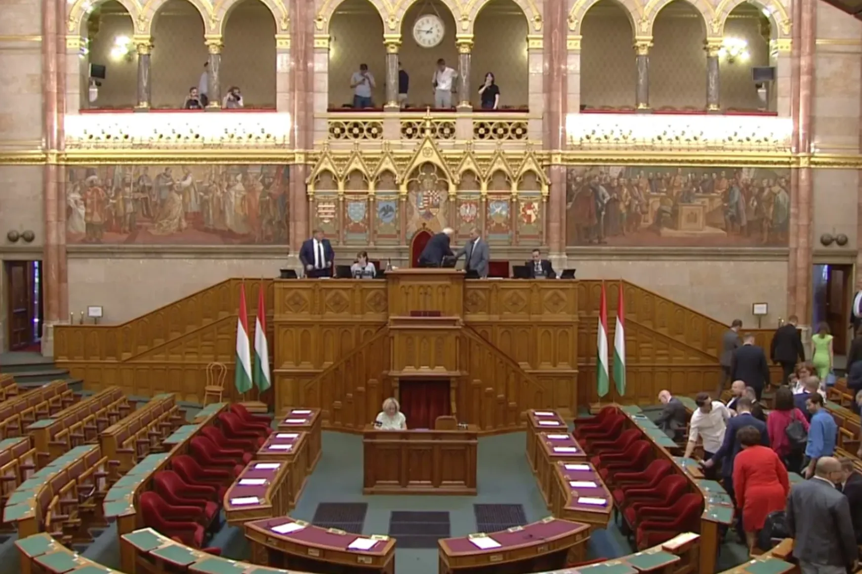 Miért veszik fel a fizetésüket, ha nem járnak be a munkahelyükre? – a Fidesz ismét bojkottálta a rendkívüli parlamenti ülést
