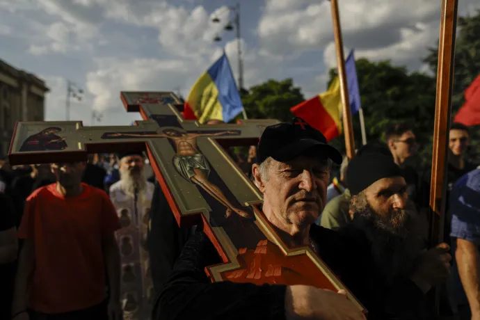 Gigi Becali a vallásos felvonuláson, ahol papokkal közösen szentelte meg a bukaresti Pride nyomvonalát – Fotó: Octav Ganea / Inquam Photos