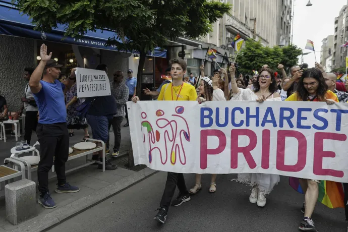 A szerelem nem perverzió – írta a táblájára egy ellentüntető, kifejezve a véleményét a bukaresti Pride felvonuláson – Fotó: Octav Ganea / Inquam Photos