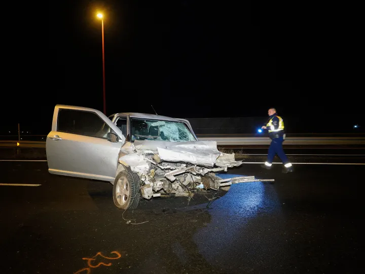Helyszínelés egy összeroncsolódott személyautónál az M8-as autópályán, Dunavecse térségében, miután az autó szalagkorlátnak ütközött, és egy oszlopnak csapódott 2022. december 24-én – Fotó: Donka Ferenc / MTI