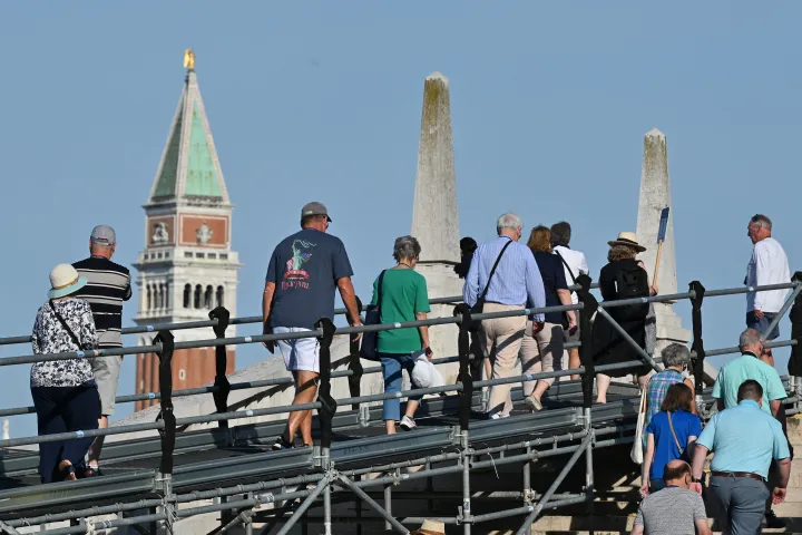 Turisták érkeznek Velencében 2023. július 31-én – Fotó: Andrea Pattaro / AFP