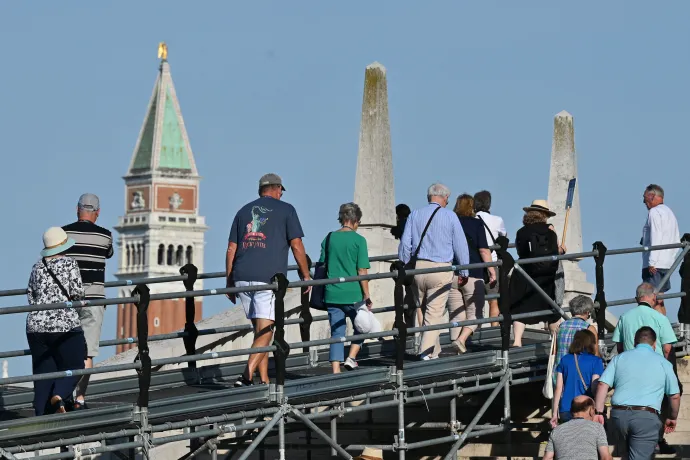 Turisták érkeznek Velencében 2023. július 31-én – Fotó: Andrea Pattaro / AFP