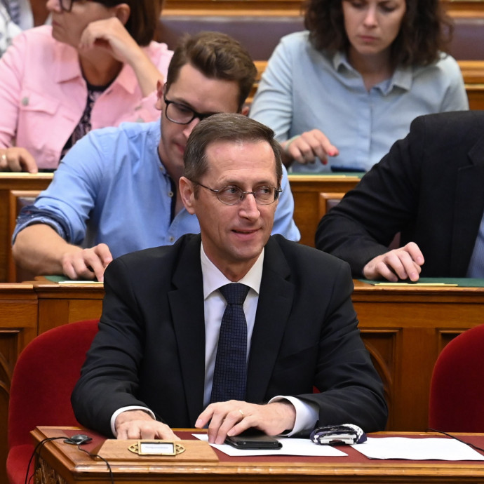 Megnehezítheti a 2026-os választás előtt a kormány dolgát az újraszabott uniós kényszerzubbony